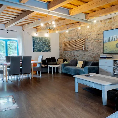 بيت للعطل Modern Stone House In With Jacuzzi بالاتونفوريد