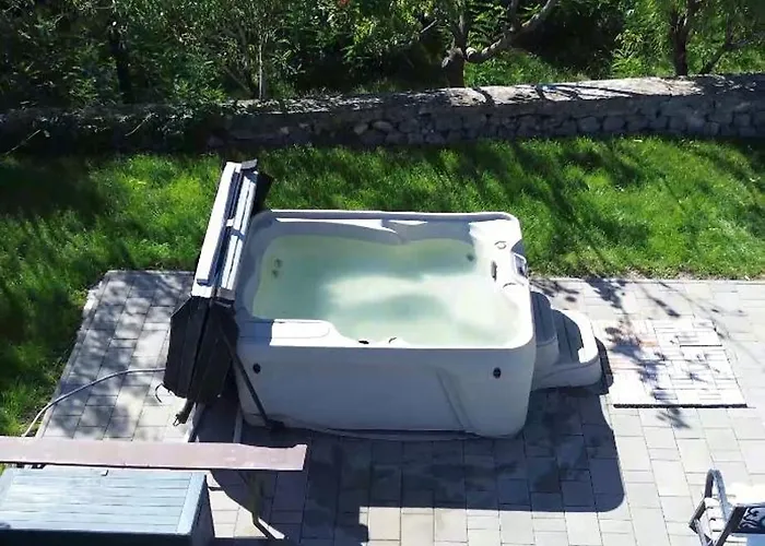 Дом отдыха Modern Stone House In With Jacuzzi Балатонфюред