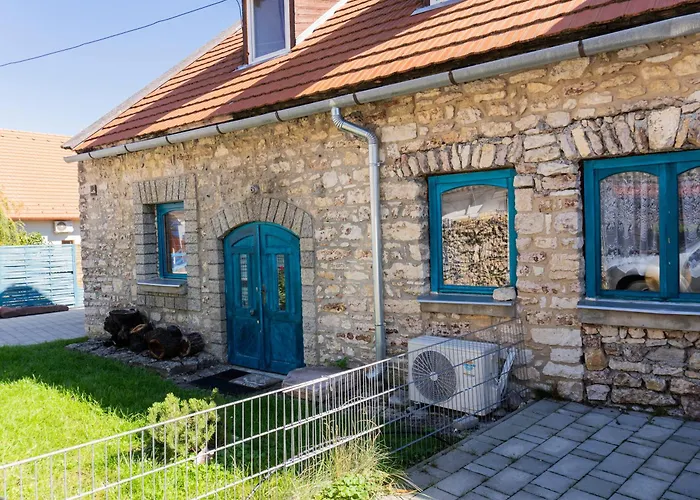 Дом отдыха Modern Stone House In With Jacuzzi *